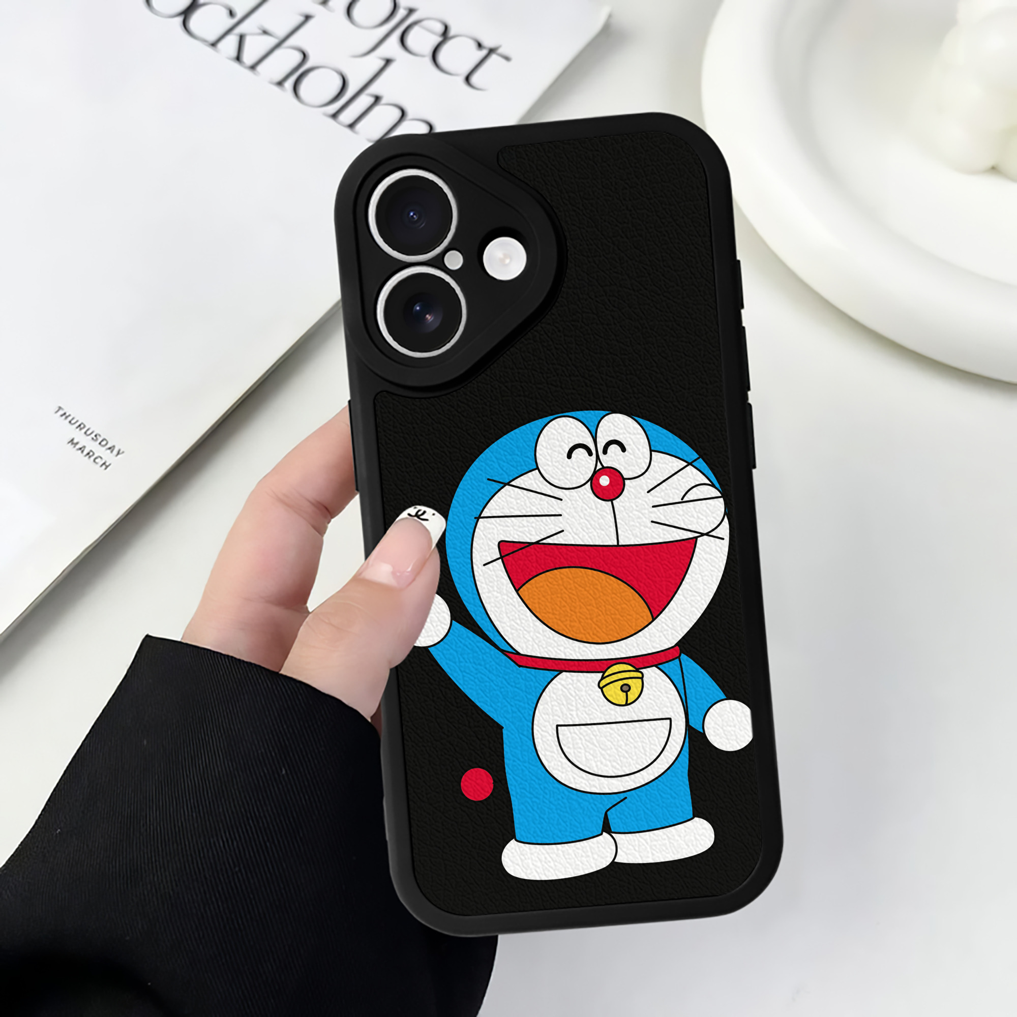 （画像用） ドラえもん Doraemon 【iPhone 16シリーズ対応】シリコンスマホケース（レザー調） 材質：シリコン